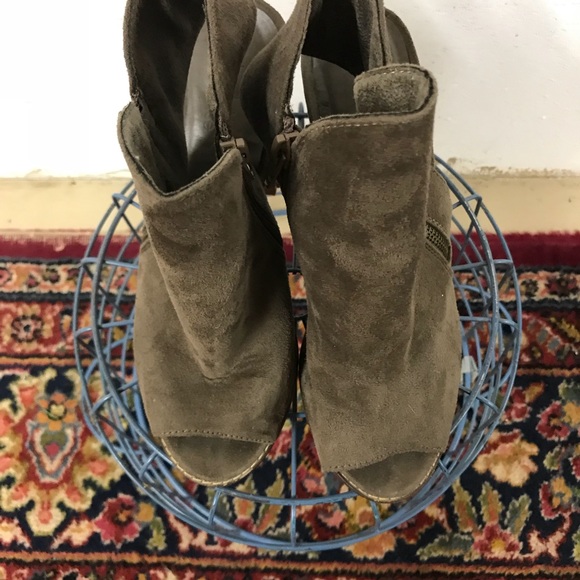 Open toed “bootie” - Picture 4 of 4